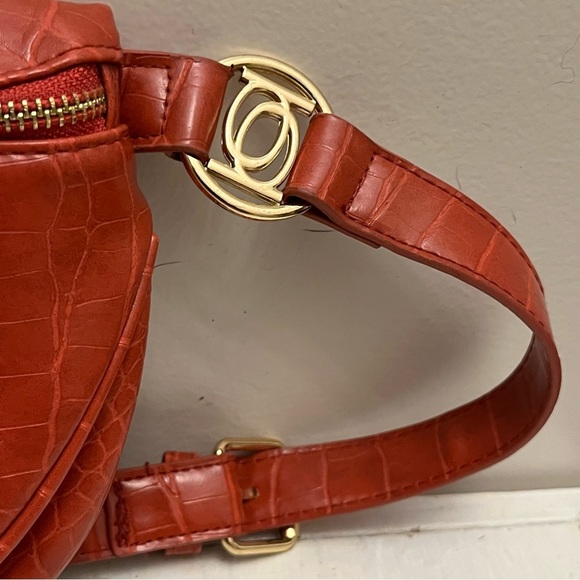 Women’s Bebe Handbag Belt bag Purse In Red Faux Crocodile Pattern Gold Hardware - Picture 5 of 13